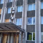 Кацапи вдарили по будівлі мерії у НікополіВорожий дрон залетів прямо в кабінет …