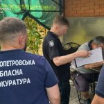 Обіцяв «вирішити питання» за $1200: на Дніпропетровщині викрили експосадовця юс…