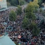 Дуже багато людей зараз вийшли на протест на площу перед театром ФранкаㅤНадсила…