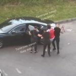 ПАКУЮТЬ чоловіка в ЖК Місто квітів: невідомі люди в чорному силою викрадають чо…
