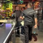 “Welcome to America”: в столичному Ле Сільпо іноземці влаштували БІЙКУ  Один ам…