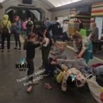 Кияни вже облаштовуються в метро на ночівлю — краще, що ви можете зробити для св…