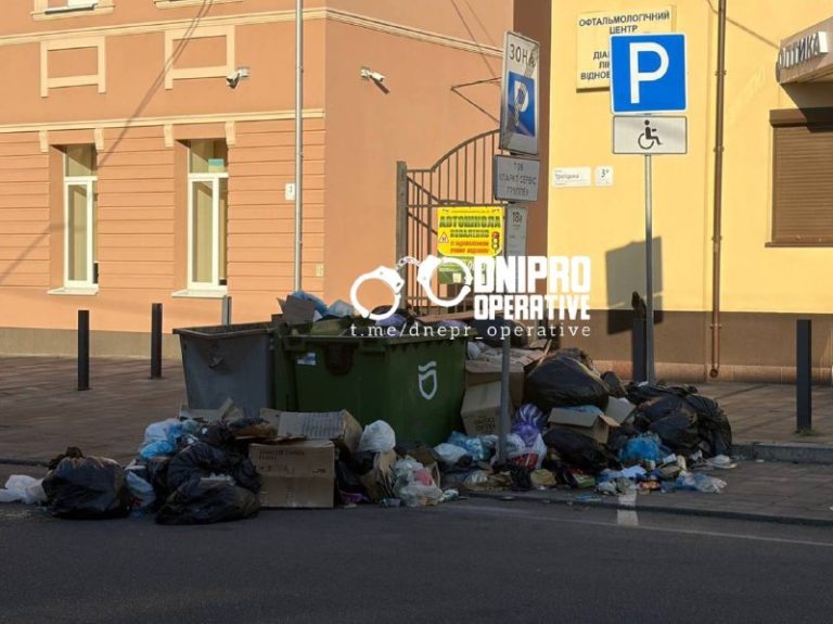 Центр міста, вулиця Троїцька. Цю купу сміття навколо баків люди спостерігають у…