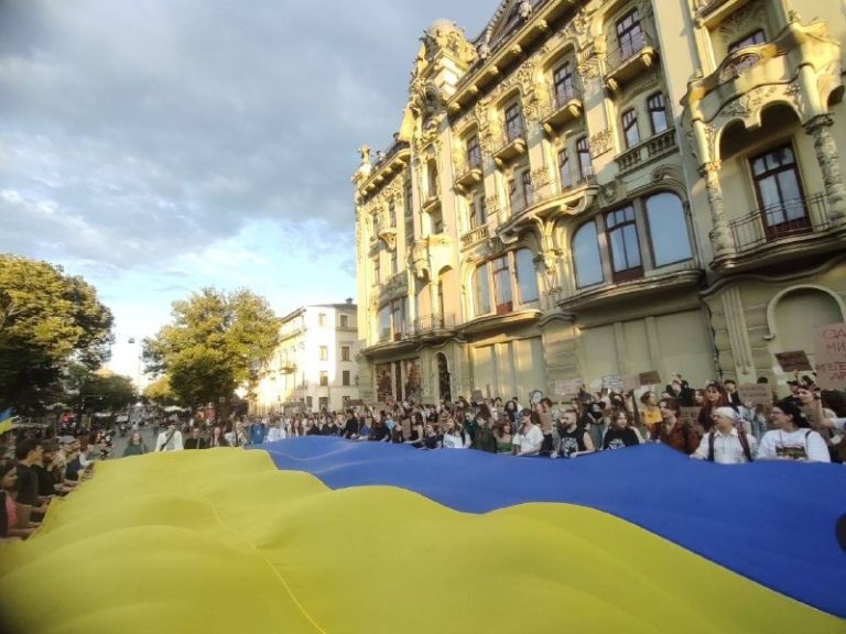В Києві та інших містах України люди знову вийшли на черговий протест проти відс…