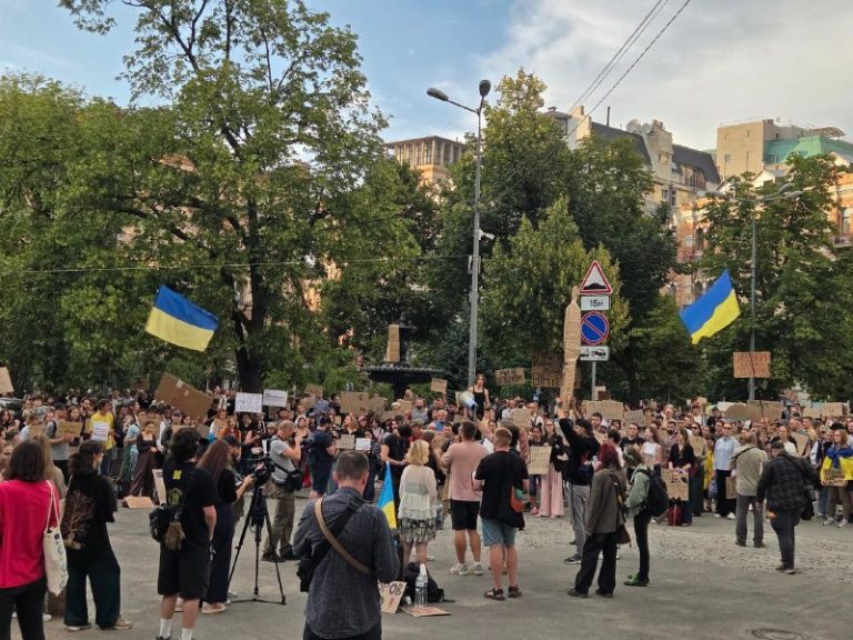 У центрі Києва розпочався мітинг — протестувальники вимагають від Зеленського по…