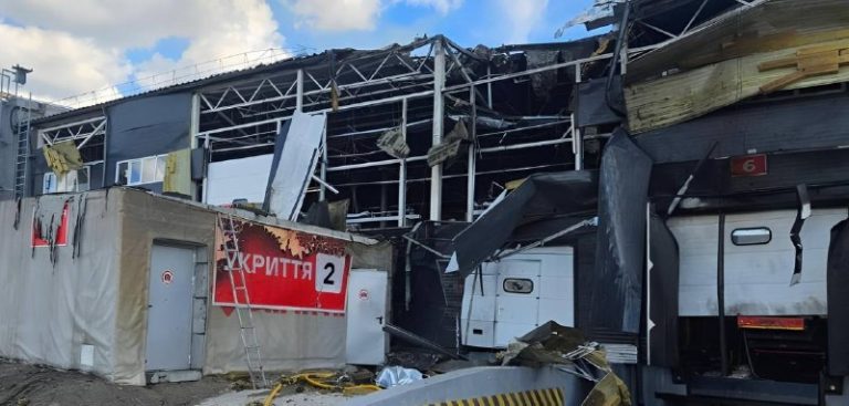 Близько 16:20 росіяни атакували сортувальний термінал “Нової пошти” у Чернігівсь…