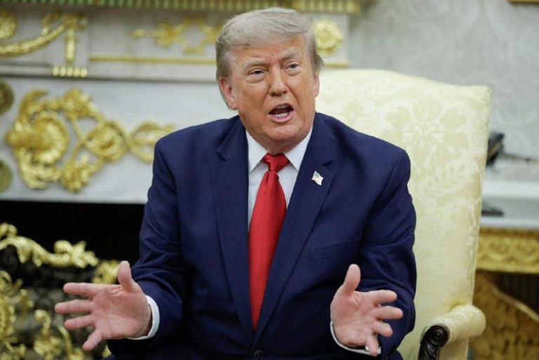 Трамп заявив, що вирішив замінити 20% збір за прохід Ормузькою протокою торговел…