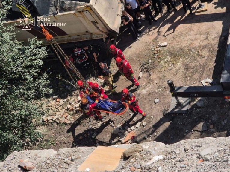 У Львові під завалами п’ятиповерхового будинку, зруйнованого внаслідок російсько…