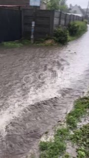 Після дощу вулиця Повстанська в Діївці пішла під воду. Місцеві жартують, що ско…