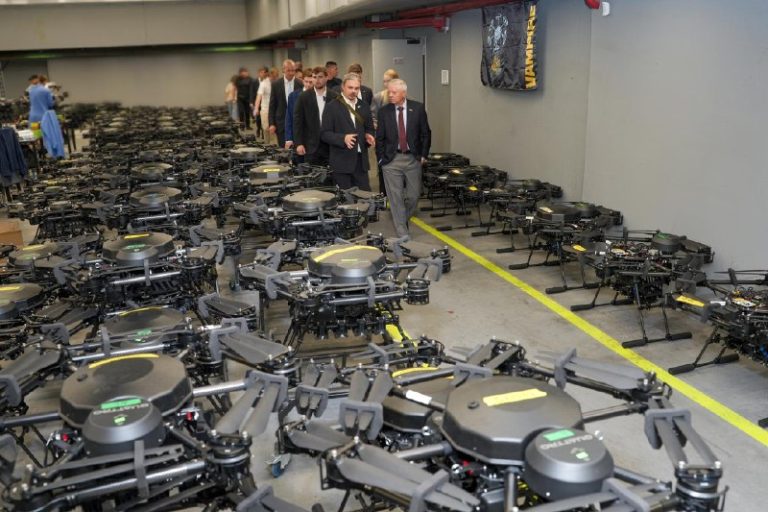 Сенатор США Ліндсі Грем відвідав виробництво українських дронів SkyFallГрем від…