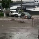 Після зливи Камʼянське затопило: у центрі міста машини буквально стоять наполов…