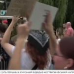 Люди у Києві вже збираються на п’ятий день протестів через відставку Федорова Ки…