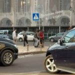На Контрактовій чоловіки прикували до стовпа пʼяного чоловіка, який перед цим їм…