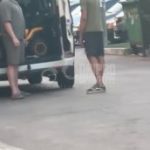 Якесь неадекватне кидається на людей та лається матом на Перемозі-6Не знаємо, х…