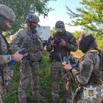 На Буковині 54-річний чоловік під час проведення слідчих дій відкрив вогонь із м…