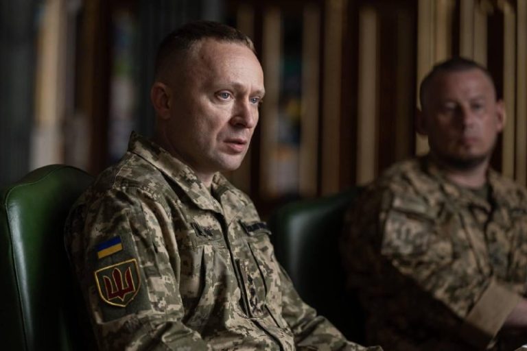 Зеленський провів повторні зустріч з командувачем Об’єднаних сил ЗСУ Михайлом Др…