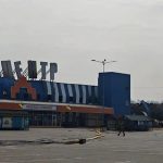 Російські загарбники атакували торговий центр мережі “Епіцентр” у місті Суми.Є …