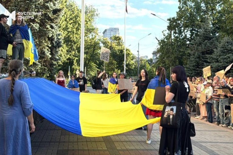 У Дніпрі знову проходить мітинг проти відставки Федорова з посади очільника МО. …