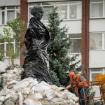 У четвер комунальники розпочали роботи з демонтажу захисних конструкцій навколо …