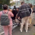 Відео де поліцейські без тцк на Володимирській намагалися забрати чоловіка не пе…