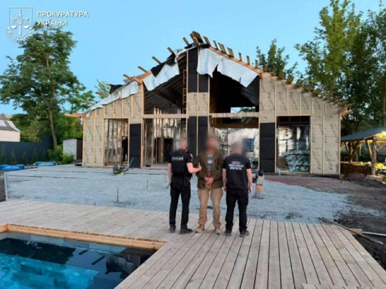В Одеській області правоохоронці затримали командира військової частини, який, з…
