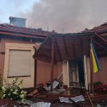Вранці росіяни атакували будинок у селі Чайки під Києвом, в результаті чого пост…
