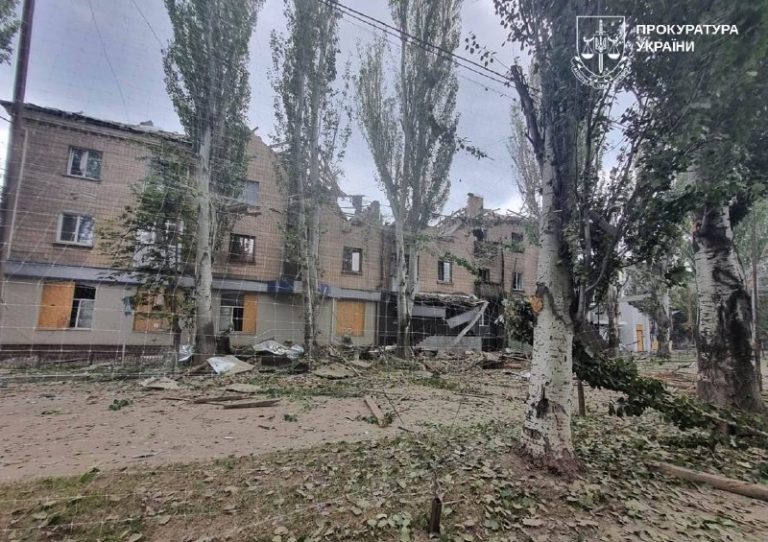 Російські війська атакували житлову забудову у Слов’янську авіабомбами: 16 людей…