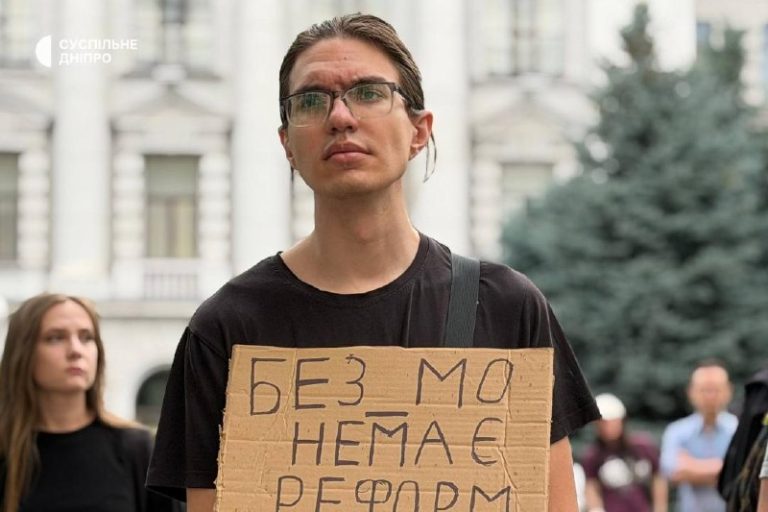 У Дніпрі девʼятий день поспіль люди виходять на акцію проти відставки Михайла Ф…