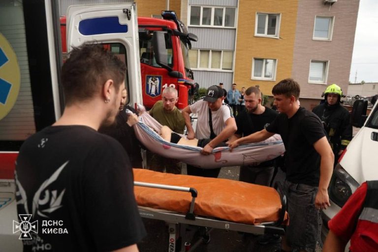 Кадри з будинку в який влучив дрон в Деснянському районі, – ДСНС.Рятувальники та…