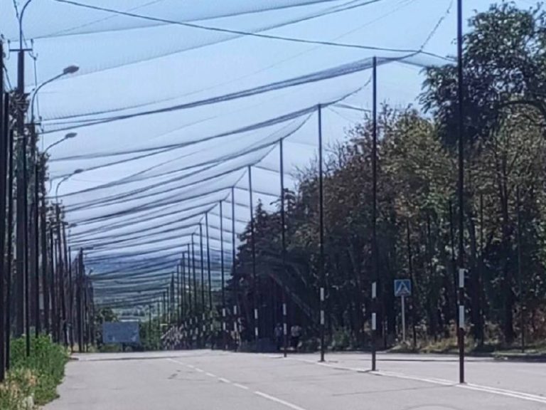 У Нікополі продовжують встановлювати захисні сітки, які мають ускладнити атаки…