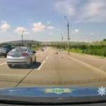 У Кривому Розі поліцейський врятував чоловіка, який застряг ногою у колесі вело…