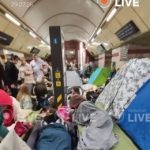 В метро вже все бітком…Станції столичного метро заповнені людьми та наметами — к…