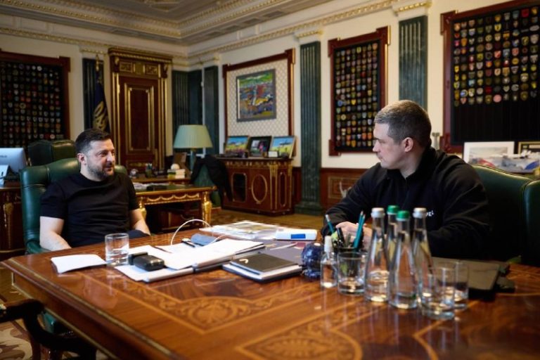 Зеленський повідомив, що 15 липня проведе зустріч з керівництвом армії та з міні…
