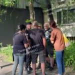 Пакують чоловіка, на вул. Преображенська 7, він вже свідомість втрачав, губи по…