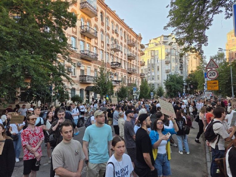 Київ, площа Франка: УП підписатися…