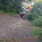 Ранок. Київ. Чоловік 15 крутять мужика прямо під будинком вул. Мрій. Люди то по…
