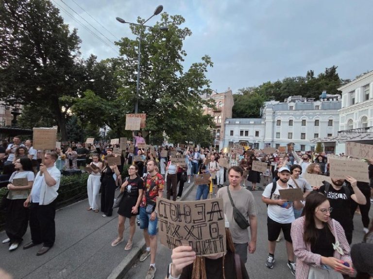 У різних містах України шостий день поспіль тривають акції протесту проти відст…