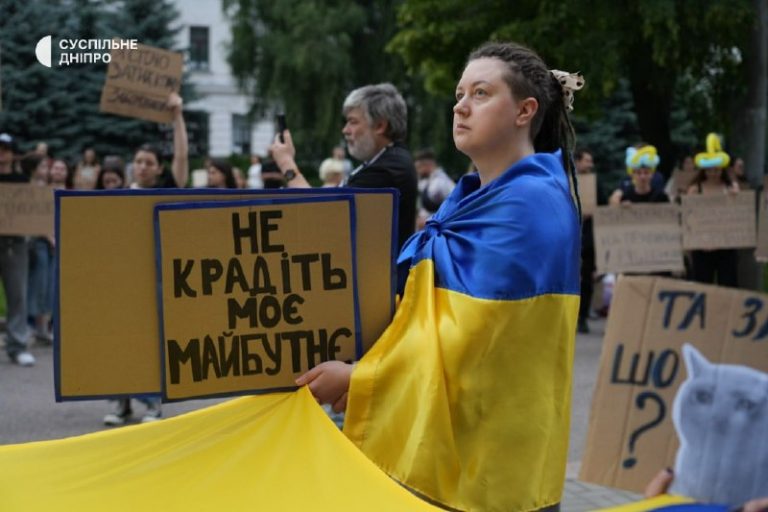 Шостий день у Дніпрі відбуваються мітинги проти відставки міністра оборони Федо…