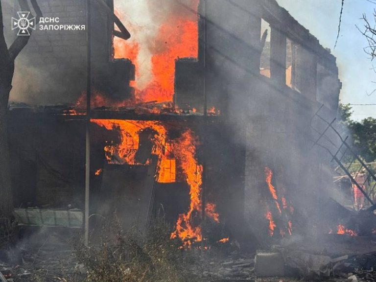 Російські війська атакували Запоріжжя: загинули 3 людини, є постраждалі.Також, з…