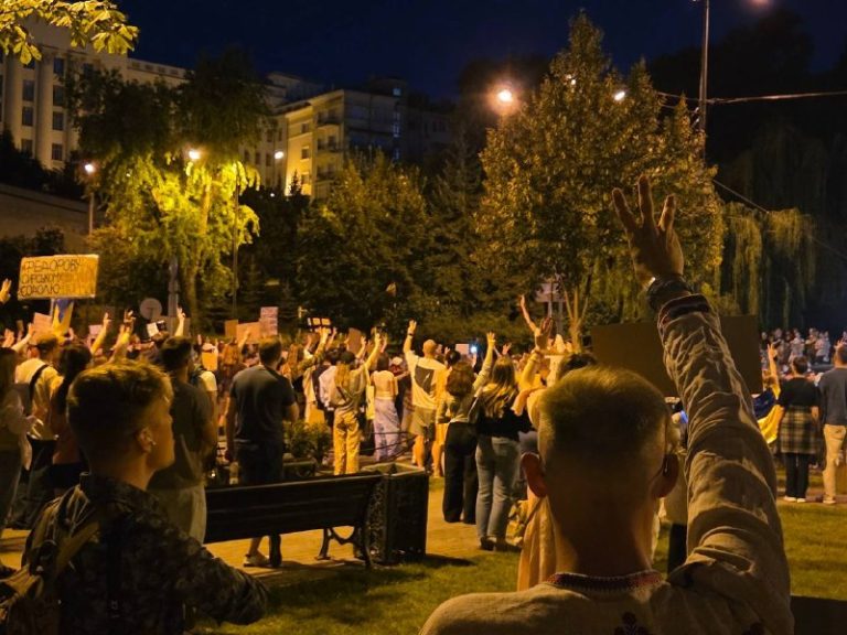 У різних містах України тривають акції протесту проти відставки ексміністра обо…