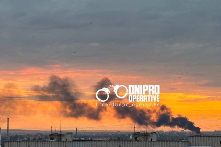 На лівому березі щось добряче палає. Що саме горить — поки невідомо.Підписатись…