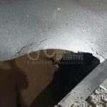 Легковик провалився в яму на вулиці Вернадського. Автівка зазнала пошкоджень, а…