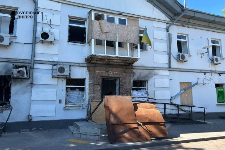 У Нікополі ворожий FPV-дрон влучив у відділення «ПриватБанку». Пошкоджені фасад…