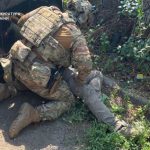 На Дніпропетровщині викрили трьох ділків, які за $7 тисяч обіцяли вивезти війсь…