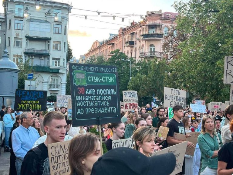У п’ятницю ввечері на площі Франка поблизу Офісу президента проходить черговий м…