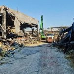 На місці російського ударі по торгівельному центрі в Кривому Розі четверту добу …