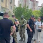 ТЦК в масках силою заштовхали чоловіка в бус на Троєщині. Їх захищала поліція в…