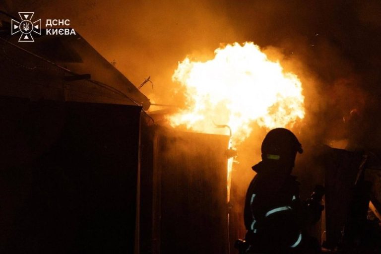 Київ: внаслідок атаки рф виникли пожежі у 2 районах столиціГолосіївський район: …