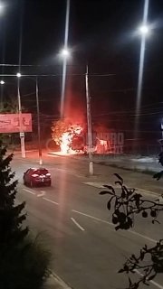 Горить торгівельний маф на зупинці громадського транспорту на ж/м Тополь-3Підпис…