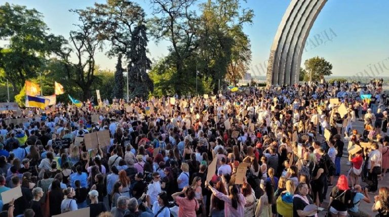 У Києві відбувається протестна хода за повернення Федорова на посаду міністра об…